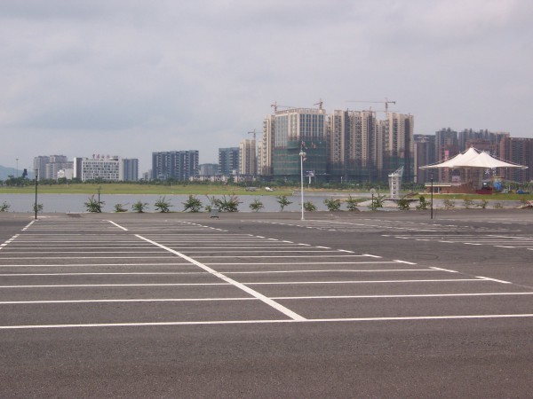 左上區, 地圖 12 點鐘位置, 場地停車場, 右方白色帳篷即主席台.