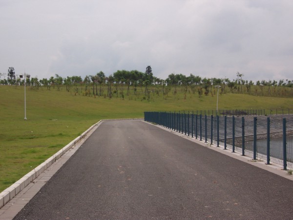 右上區, 3:00 位置, 沿湖道路.