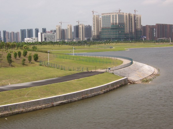 右下區, 位於地圖4:00位置的賽道, 跑手由遠景跑向鏡頭方向, 再穿過行車天橋下方.