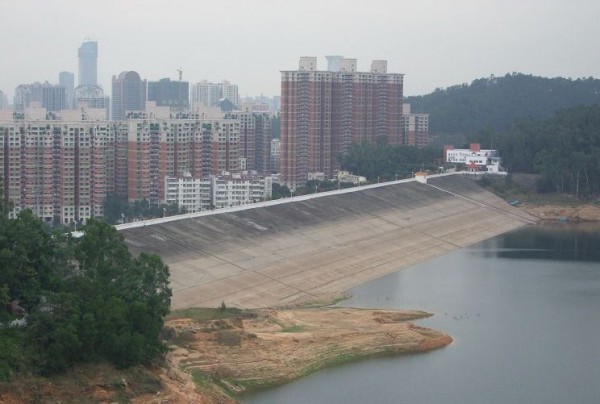 梅林水庫大壩, 梅林文體中心於壩下